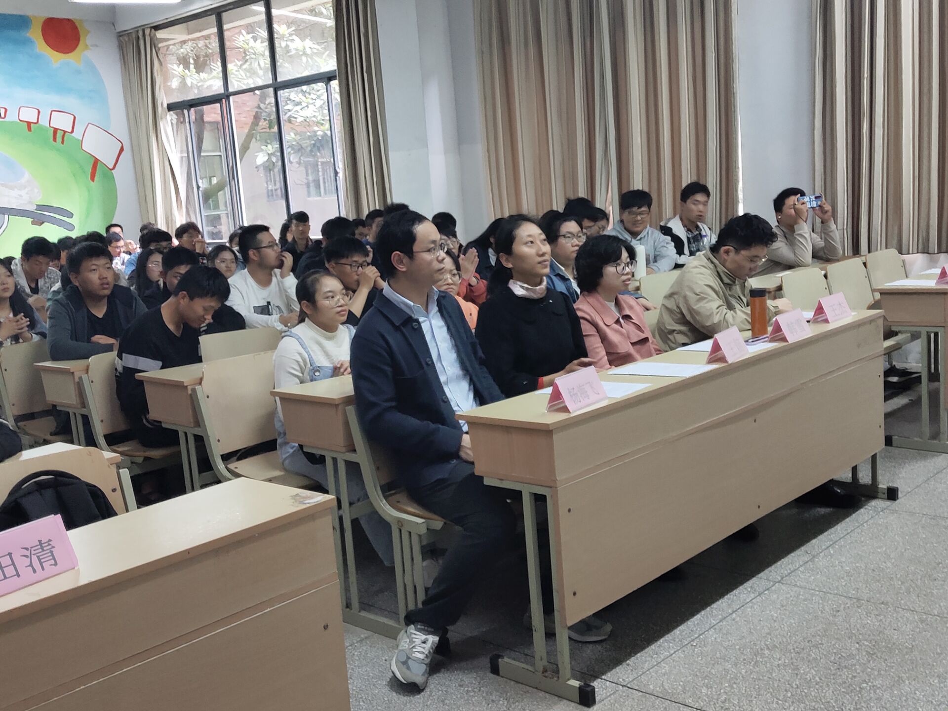 <strong>beat365官方网站土木工程学院举办交通科技大赛讲座</strong>