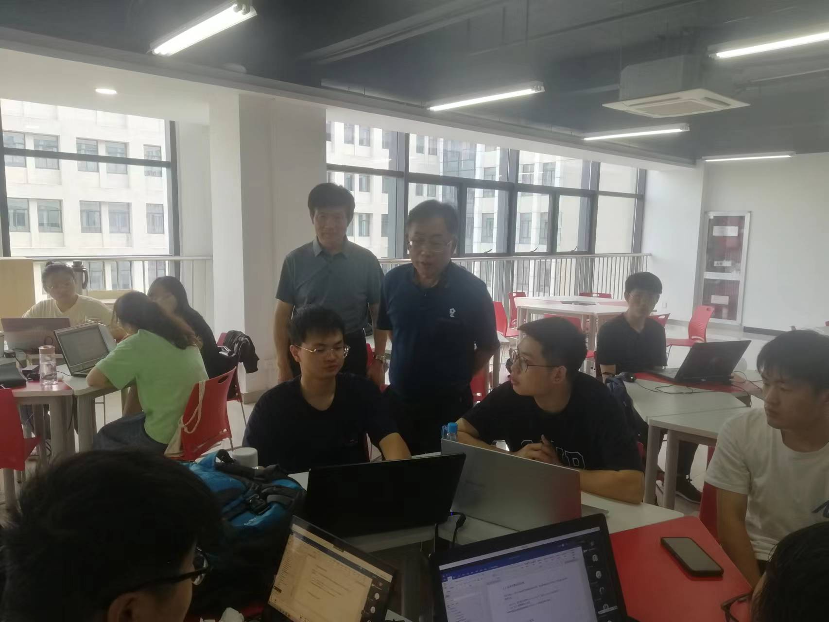 beat365官方网站领导深入多家实习基地看望19级实习学生