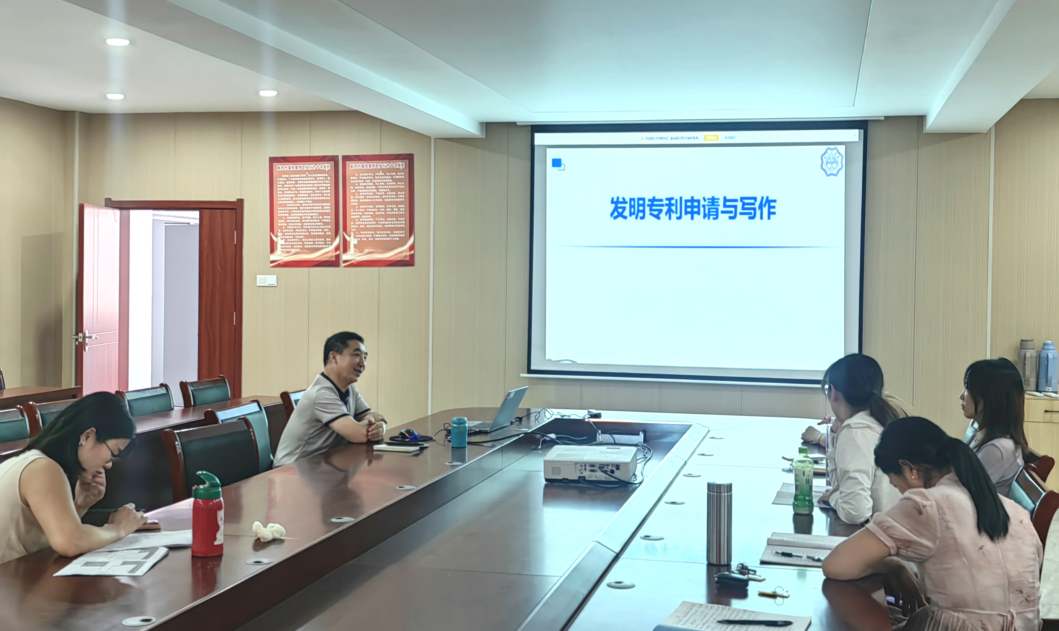 <strong>聚焦前沿  务实新篇 ——beat365官方网站材料科学技术研究所召开季度工作例会</strong>