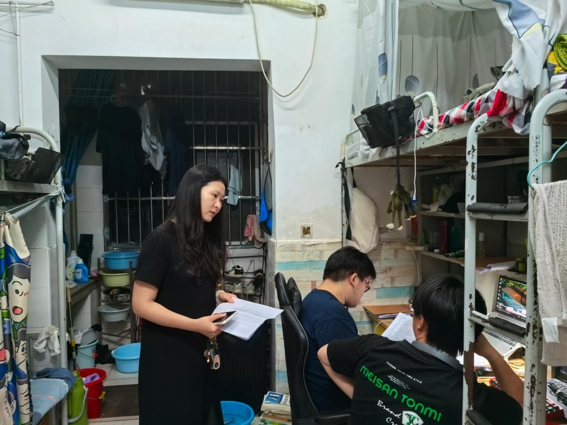 深入宿舍查隐患 暖心行动促成长 ——新能源学院开展晚间宿舍专项排查走访工作
