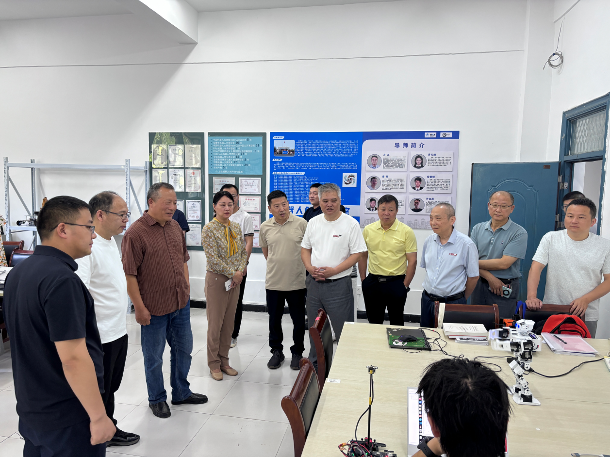 雨山区人大常委会走进皖江工学院