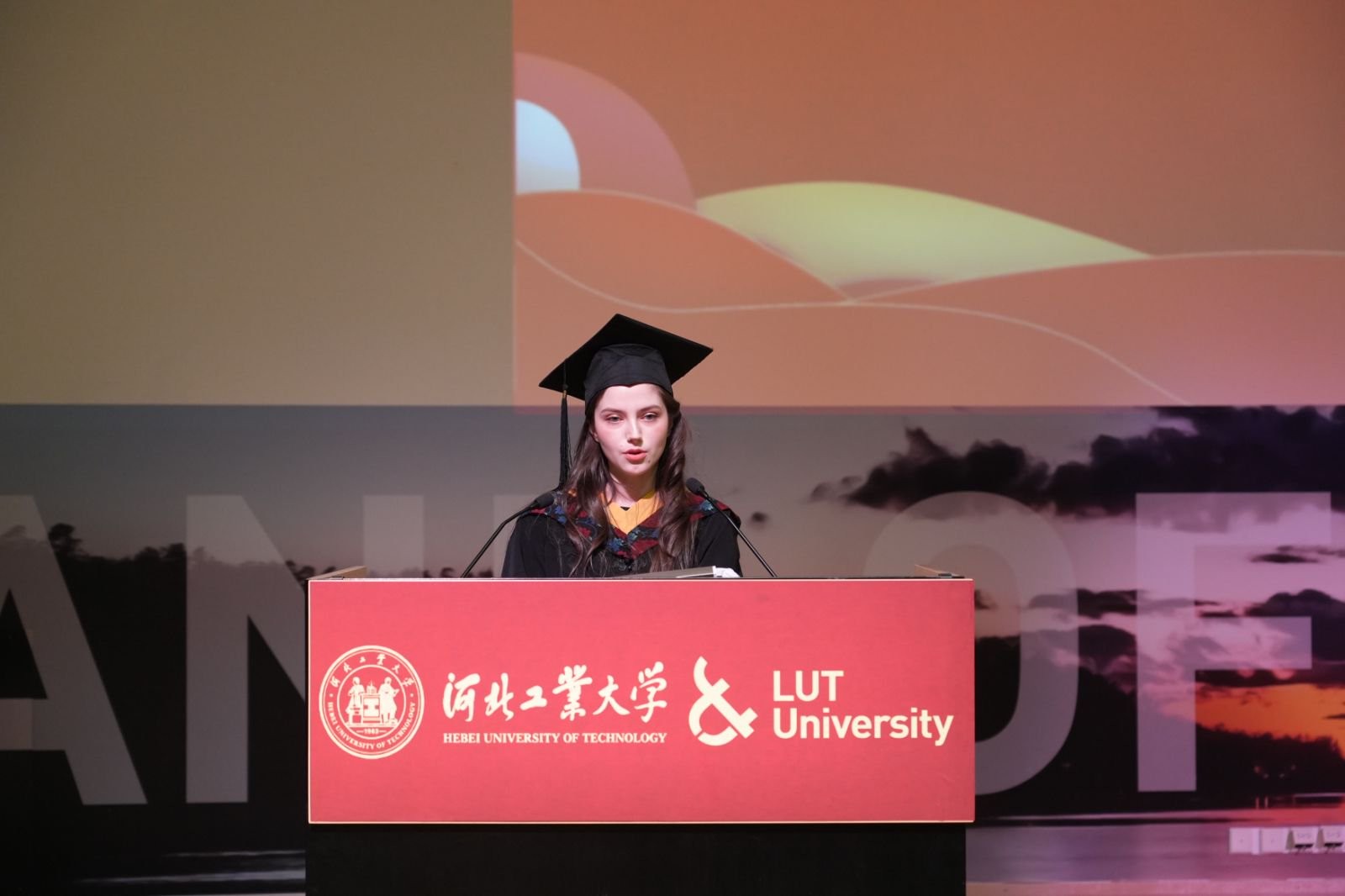 Catherine Barnes讲话.jpg